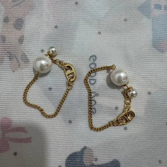 Dior Pearl Earrings With Integrated Buckle And Logo Embellishment - Picture 4 of 5